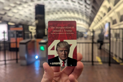 Una persona sostiene una tarjeta del metro conmemorativa con la imagen del presidente electo de Estados Unidos Donald Trump