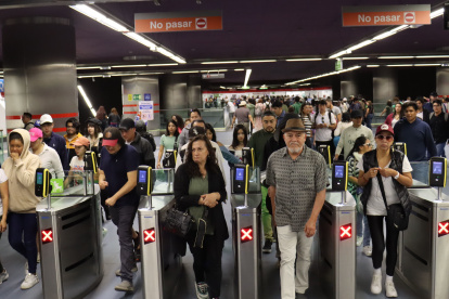 Los usuarios del Metro de Quito reportaron errores en los saldos de la cuenta que usan para recargar y viajar en los trenes.