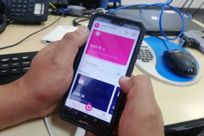 Tecnología. Una persona hace una transferencia bancaria de manera virtual.