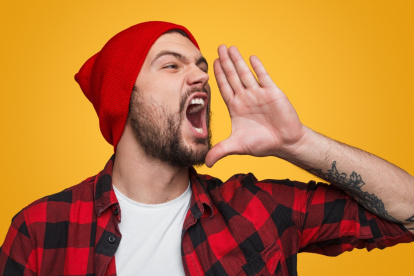 ¿Voz alta, emociones fuertes? La Psicología detrás del tono de voz alto.