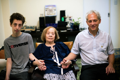 La sobreviviente del Holocausto Sarolta Gartner (C), de 96 años, posa para una foto con su hijo Alejandro Roth (D) y su nieto Bruno Roth durante una entrevista con AFP en Buenos Aires.