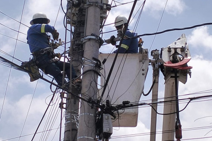 La Empresa Eléctrica Quito señaló que su personal acudió a las subestaciones desde donde se generaba el corte de luz.