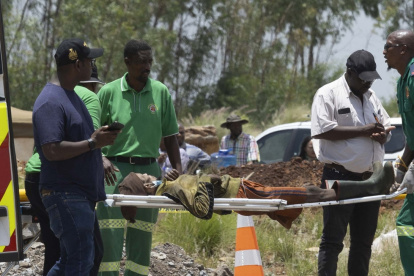 Un minero emancipado es trasladado en una camilla tras ser rescatado de las profundidades
