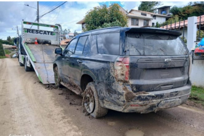 El vehículo blindado que transporta al alcalde de Cuenca, Cristian Zamora quedó con varios daños visibles en la carrocería.