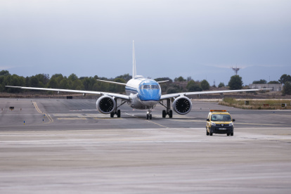 Fotografía der archivo de un avión en un aeropuerto.