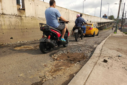 EL PUENTE A DESNIVEL DE QUEVEDO ES UNA OBRA QUE SE ESTA DETERIORANDO Y NO SE LA PUEDE INTERVENIR PORQUE EL CONTRATISTA COLOCO UNA ACCION DE PROTECCION. AG-EXGTERNOS
