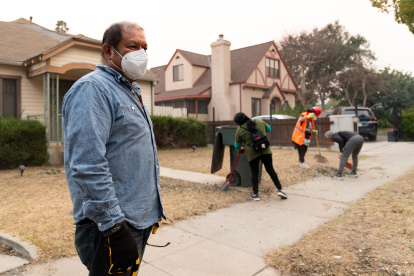 Jornaleros indocumentados durante una jornada de remoción de árboles caídos en las zonas afectadas por los fuertes vientos y los mortales incendios en Los Ángeles.