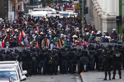 La Paz. Policías bloquean a simpatizantes del expresidente Evo Morales