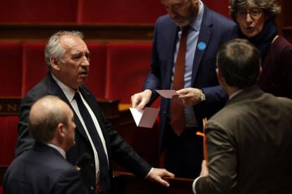 El primer ministro francés, Francois Bayrou, es visto después del voto de censura sobre su administración en la Asamblea Nacional en París, el 16 de enero de 2025.