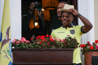 El youtuber estadounidense Speed ​​saluda a la ciudad de Quito, Ecuador, el 16 de enero de 2025.