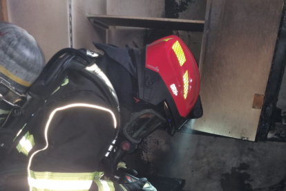 Los bomberos controlaron el incendio estructural registrado en la Unidad Educativa.