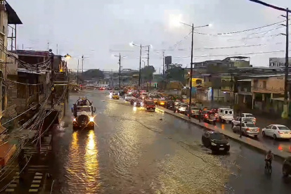 En la calle Juan Péndola, en el Guasmo sur, se evidencia acumulación de agua, la mañana de este viernes 17 de enero.