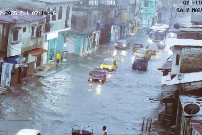 En calles del sur de Guayaquil se evidenció acumulación de agua por la fuerte lluvia, la mañana de este viernes 17 de enero.