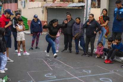Ambato. El juego de la rayuela hizo que adultos y jovenes participen.