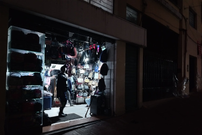 Crisis. En tiempo de los cortes de energía eléctrica, en el 2024, a los negocios se les desplomaron las ventas.