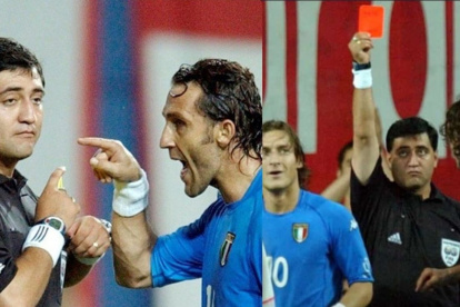 Byron Moreno y Francesco Totti cuando el ecuatoriano lo expulsó en el Mundial 2002.