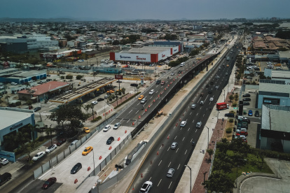 El primer tramo del paso elevado entre las avenidas de las Américas e Isidro Ayora se inauguró en octubre del 2024.