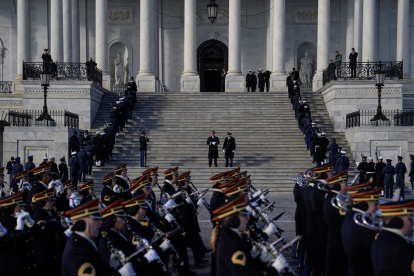 Una banda militar actúa durante un ensayo general en el Capitolio de Estados Unidos antes de la toma de posesión del presidente electo Donald Trump, en Washington.