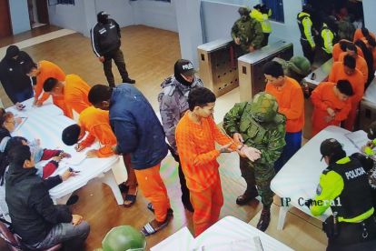 Con un fuerte contingente militar y policial se realizó el traslado de privados de libertad.