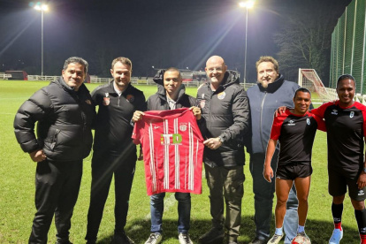 Jefferson Montero y la camiseta del FC St Helens.