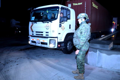 Los vehículos con los paquetes electorales salieron de Quito este 17 de enero.