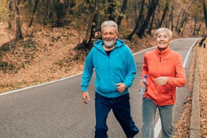 Conoce los beneficios de caminar después de los 60.