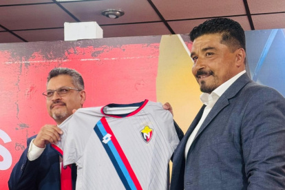 El Turco Asad (d) firmó hasta finales de la temporada 2025, con opción de compra.