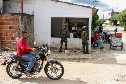 Tibú (Colombia). Varios soldados del Ejercito aparecen custodiando en las calles de este municipio del departamento de Norte de Santander.