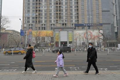 La gente camina por una calle en Pekín el 17 de enero de 2024.