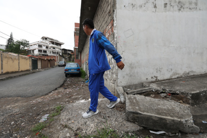Las vías están llenas de baches y veredas en mal estado