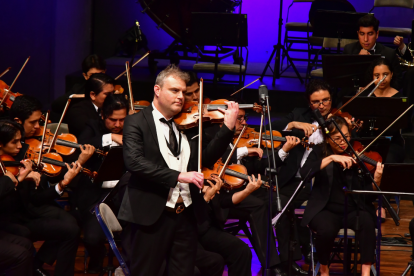El estadounidense es considerado uno de los violinistas más dinámicos y versátiles de su generación.