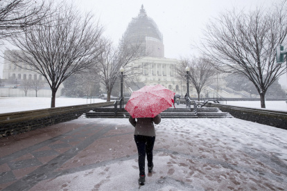 Una mujer en medio de la nieve frente al Capitalio, el 05 de marzo de 2015.