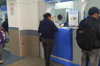 Los ciudadanos se acercan hasta las ventanillas a cancelar los impuestos.