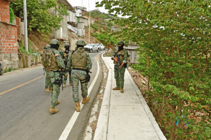 Familias denuncian desaparición de un integrante durante operativos militares.