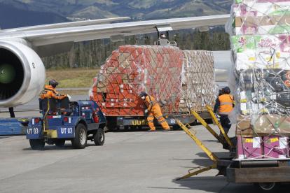 Aeropuerto. En Quito uno de los aviones de carga que llevan las flores de exportaciones de Ecuador.