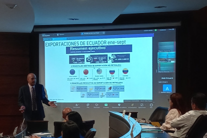 Discurso. Julio José Prado, director del área de Entorno Económico del IDE Business School, dando una charla.