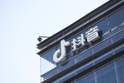 El logotipo de Douyin, la contraparte china de TikTok, en una oficina de ByteDance en Pekín (China), el 18 de enero de 2025.