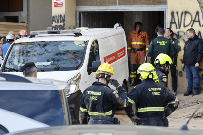 BENETÚSSER (VALENCIA), 18/01/2025.- Efectivos de la Guardia Civil y del cuerpo de Bomberos en el acceso al garaje este sábado después de que una persona muriera y otra resultara herida al derrumbarse la escalera del garaje de un edificio situado en el municipio valenciano de Benetússer, uno de los afectados por la dana del pasado 29 de octubre. EFE/ Ana Escobar