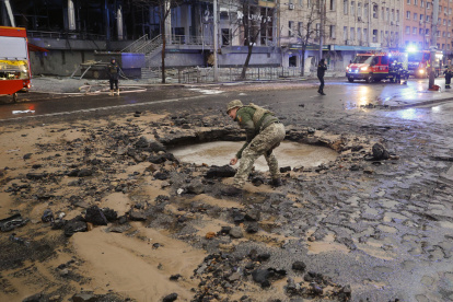 FOTODELDÍA  KIEV (UCRANIA) , 18/01/2025.- Personal de emergencias trabaja en la zona deldistrito de Shevchenkivski tras el ataque de Rusia con misiles balísticos, este sábado, en Kiev que ha causado al  menos cuatro muertos- EFE/EPA/SERGEY DOLZHENKO