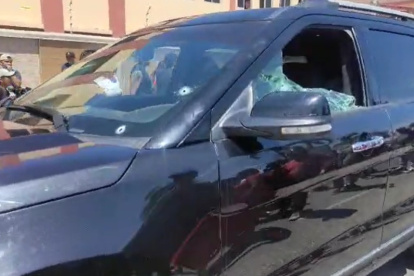 Acto. El vehículo en el que se movilizaba la jueza María Belén Cherres quedó con sus vidrios destruidos.