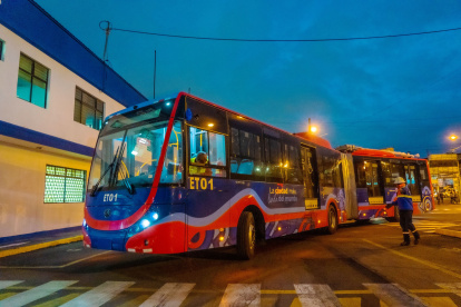 Transporte. El primer trole Yutong 100 % eléctrico de Quito llegó ayer y fue desembarcado en El Recreo.
