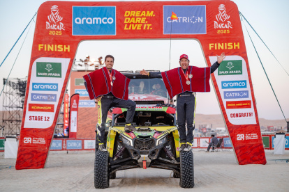 El ecuatoriano Sebastián Guayasamín (d) y su copiloto, el argentino Fernando Acosta, posan orgullos en la linea de meta con sus ponchos tras terminar el Dakar.