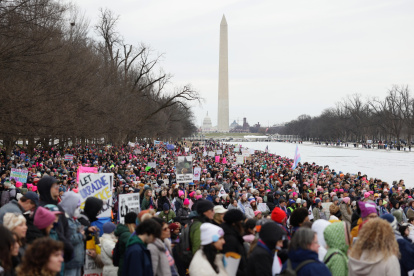 Washington (United States), 18/01/2025.- Participants in the People"s March, a rally opposing the incoming Trump administration, march to the Lincoln Memorial in Washington, DC, USA, 18 January 2025. The rally comes two days before the inauguration of President-elect Donald Trump, who defeated Joe Biden to become the 47th president of the United States. (Estados Unidos) EFE/EPA/ALLISON DINNER