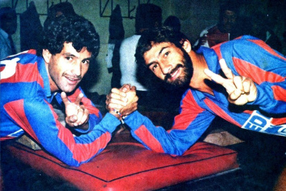Mendoza (i) en su paso por el Deportivo Quito, con Juan Carlos de Lima, en 1986.