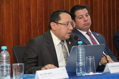 El contralor Mauricio Torres firmó el convenio con el CNE.