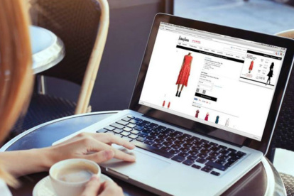 Tecnología. Una persona hace una compra virtual y al pagar la transacción se hace en tiempo real.