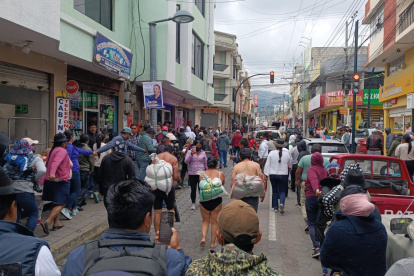 En el recorrido realizado por las calles de Saquisilí con los sospechosos de desmantelar carros.