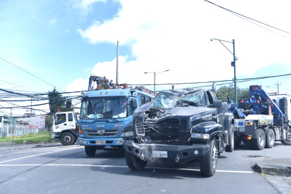 Camioneta choca en Quito y derriba postes, afectando semáforos y cableado