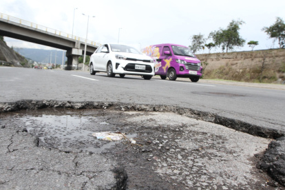 Vía. En los kilómetros siete, ocho y nueve de la Ruta todavía hay baches. Los vecinos alertaron sobre la situación que afectó a varios vehículos.