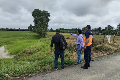 Acciones: Personal de Gestión de Riesgos supervisa las zonas que puedan presentar inundaciones.